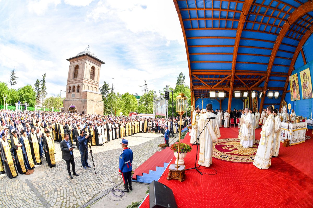 Liturghie arhierească și momente festive la Patriarhia Română 38964
