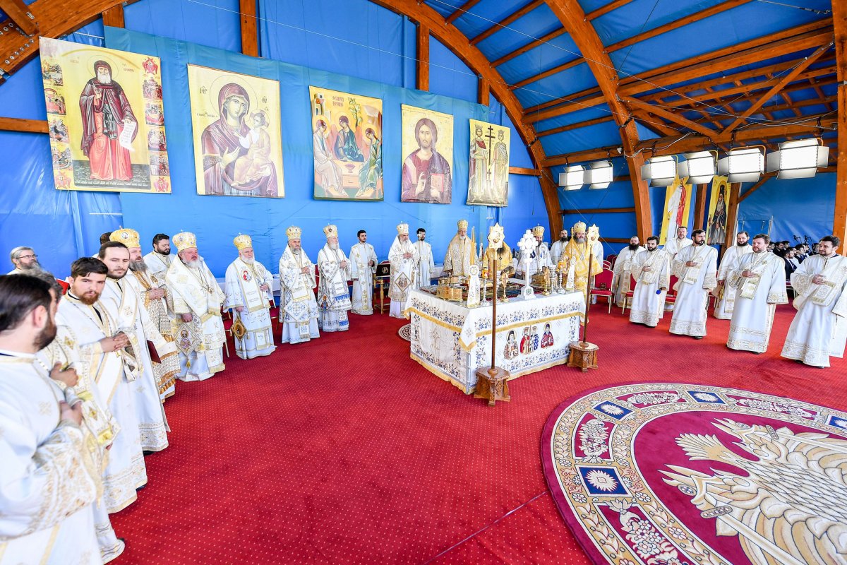 Liturghie arhierească și momente festive la Patriarhia Română 38971