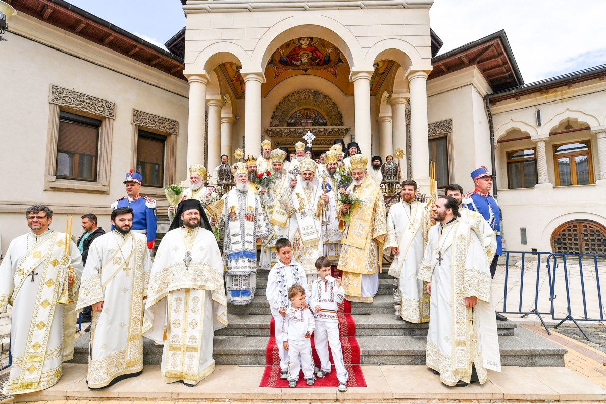 Liturghie arhierească și momente festive la Patriarhia Română 38976
