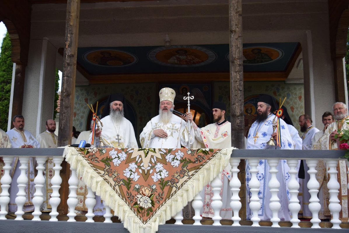 Slujiri arhiereşti de Sfinţii Împăraţi Constantin şi mama sa, Elena 38875