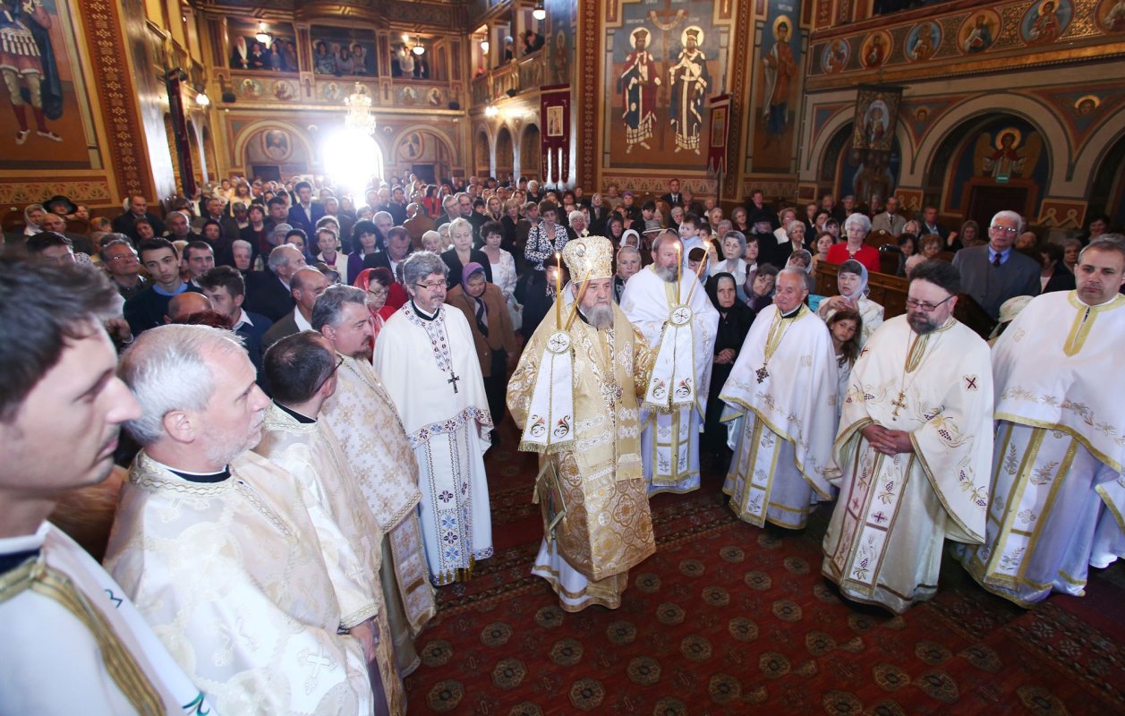 Slujiri arhiereşti de Sfinţii Împăraţi Constantin şi mama sa, Elena 38876