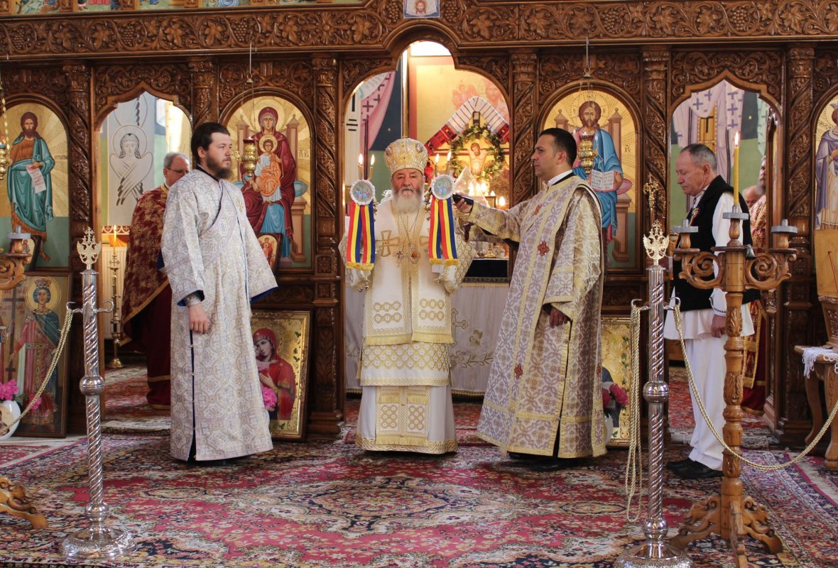 Slujiri arhiereşti de Sfinţii Împăraţi Constantin şi mama sa, Elena 38877
