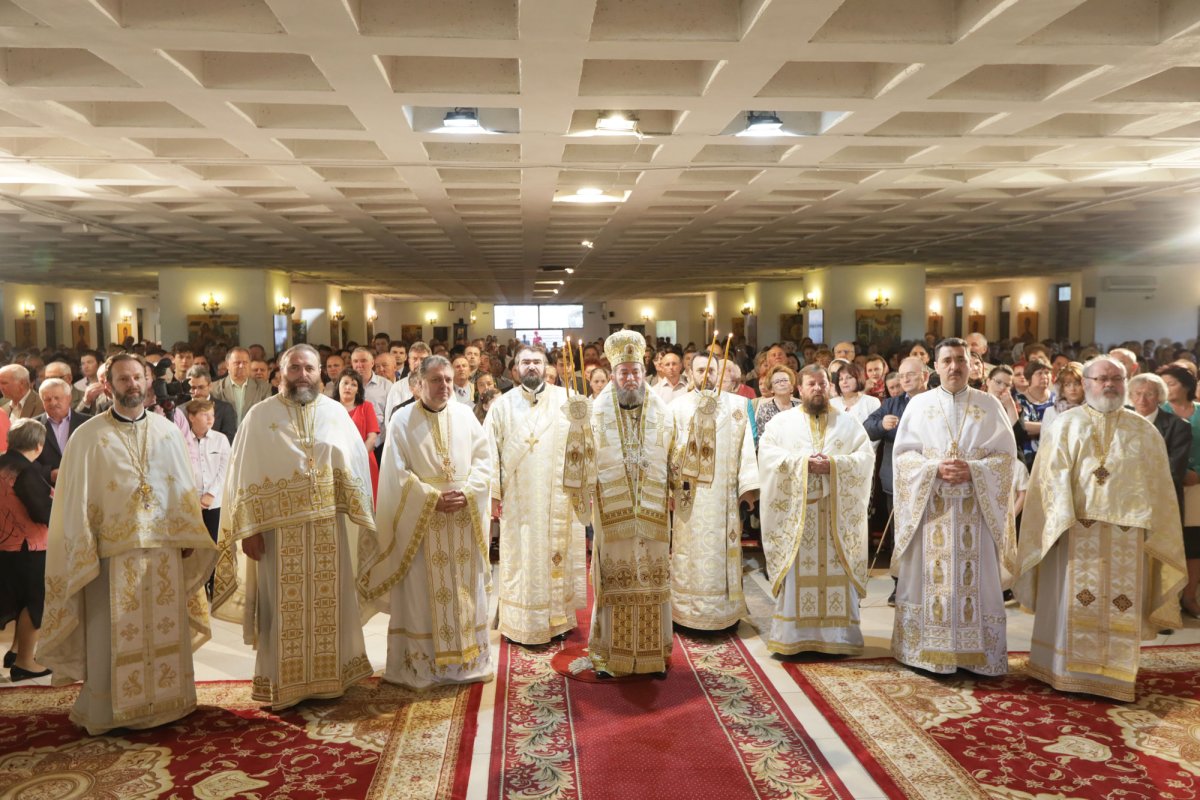 Slujiri arhiereşti de Sfinţii Împăraţi Constantin şi mama sa, Elena 38879