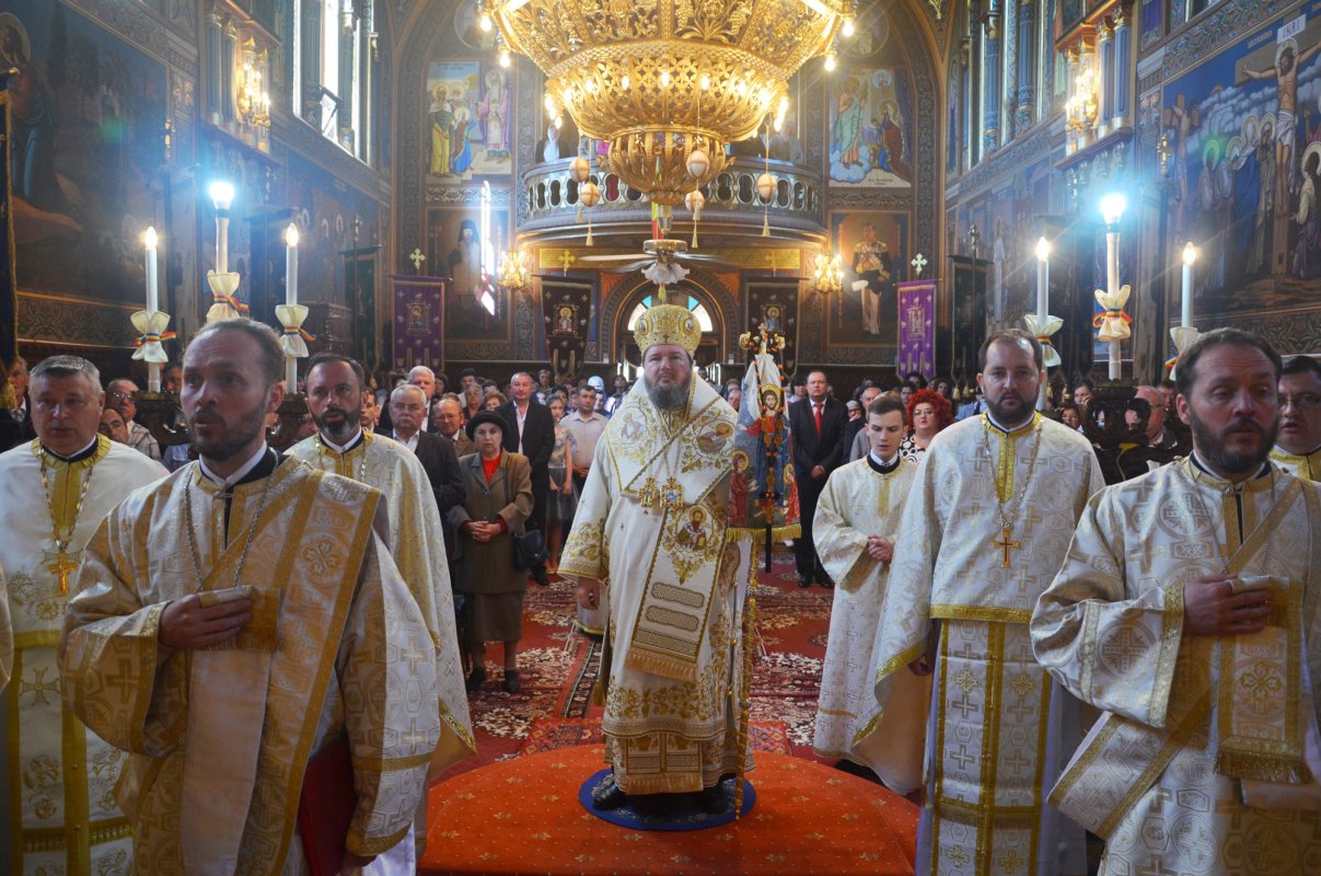 Slujiri arhiereşti de Sfinţii Împăraţi Constantin şi mama sa, Elena 38881