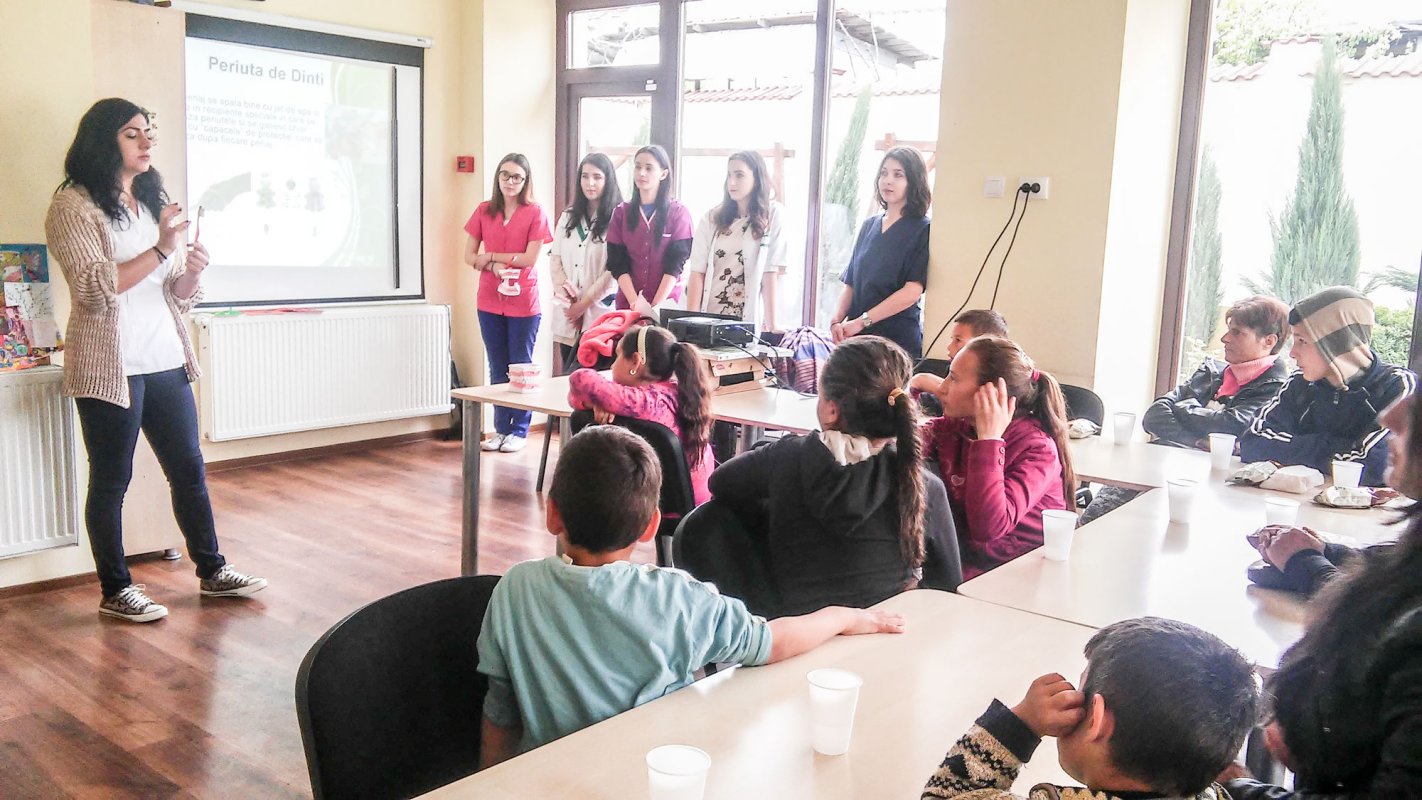 Clipe de bucurie şi prietenie la Centrul „Aripi de lumină” 38764