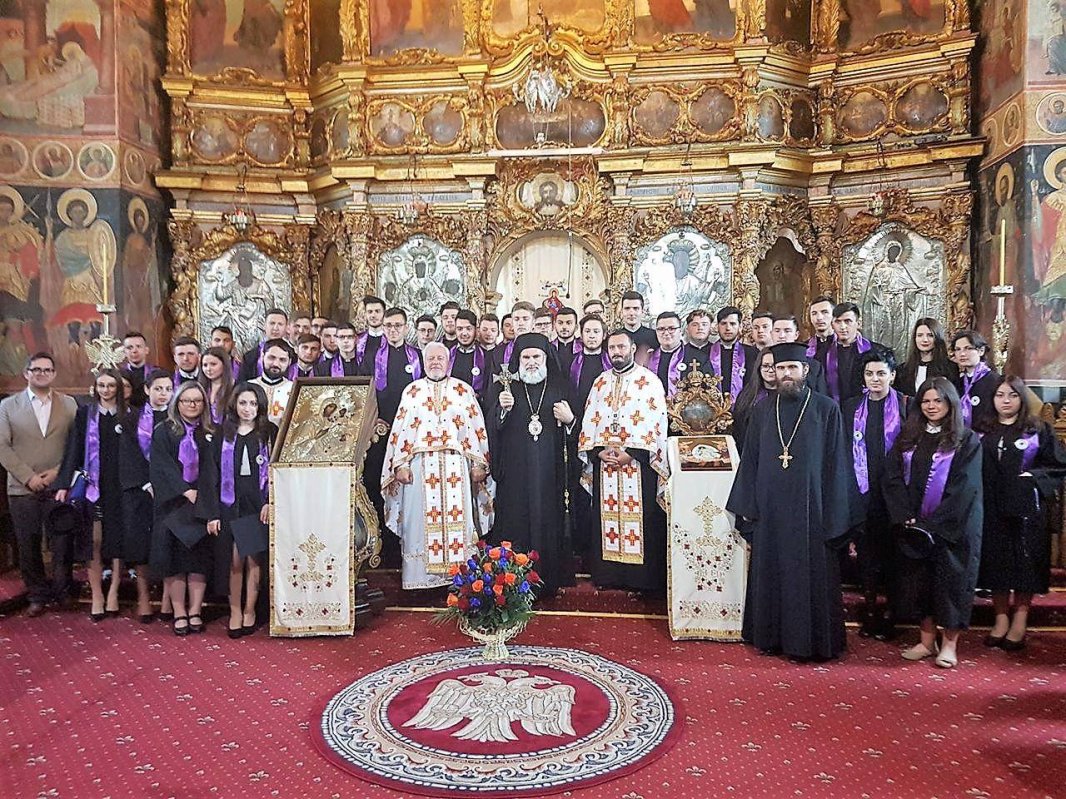O nouă promoţie a Liceului Teologic „Episcop Melchisedec“ la Roman 38742
