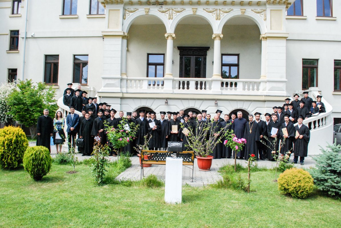 Diplome de absolvire pentru teologii craioveni 38652