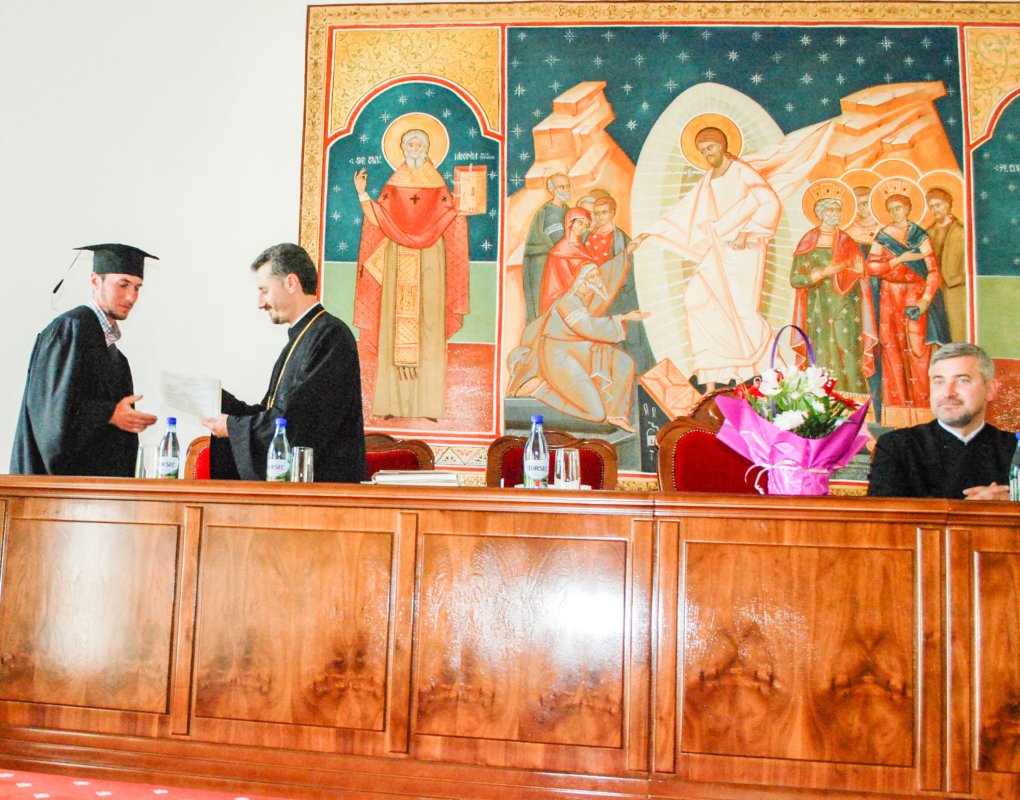 Diplome de absolvire pentru teologii craioveni 38655