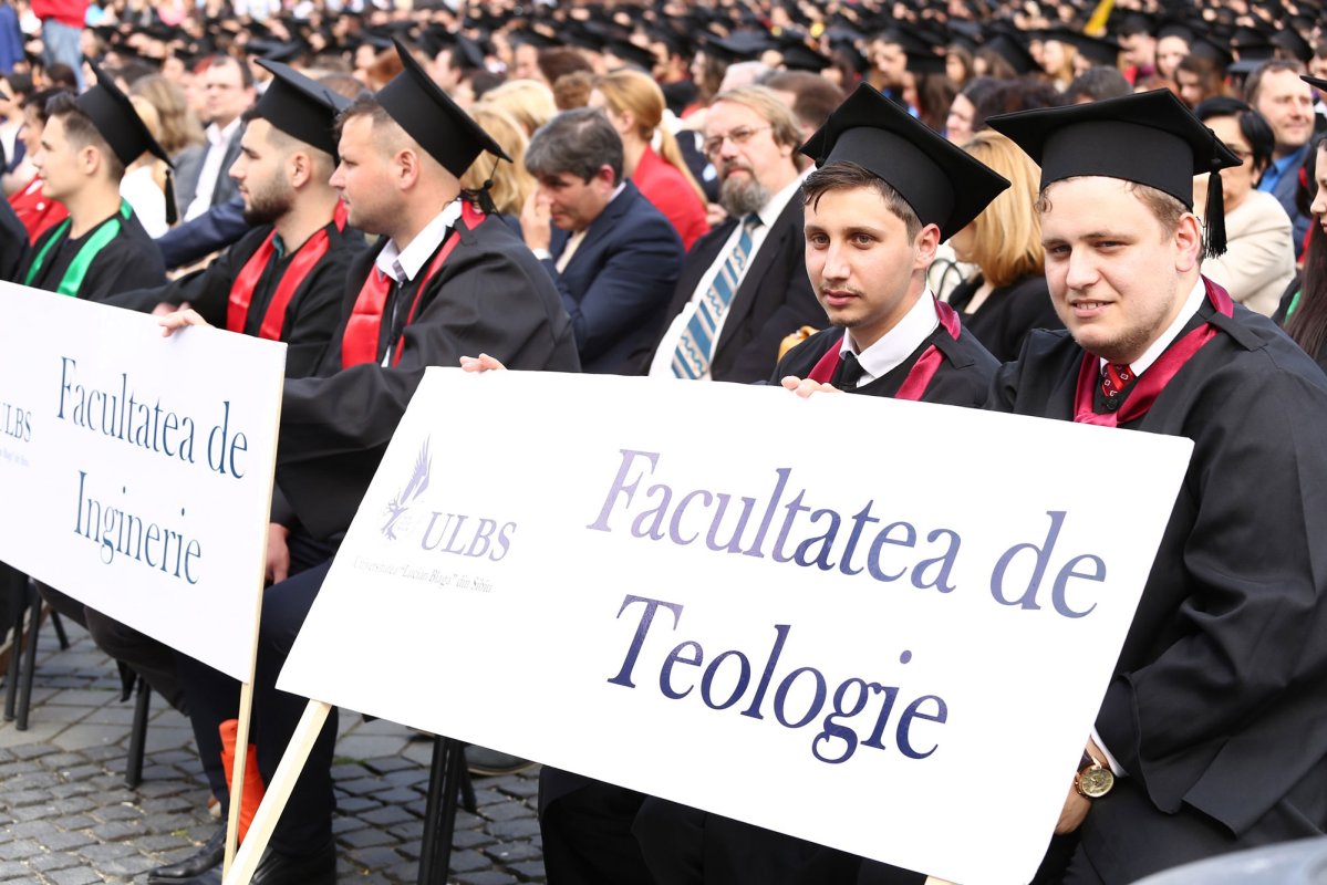 Festivitatea de absolvire a studenților în Piața Mare din Sibiu 38640