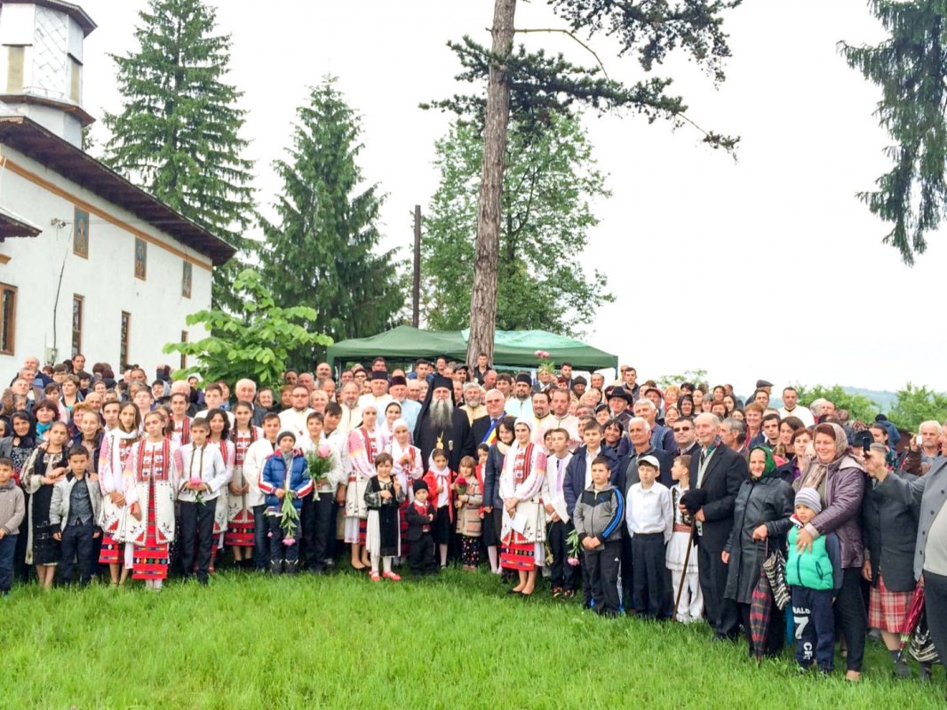 IPS Părinte Varsanufie a sfinţit Monumentul Eroilor din Slătioara 38580