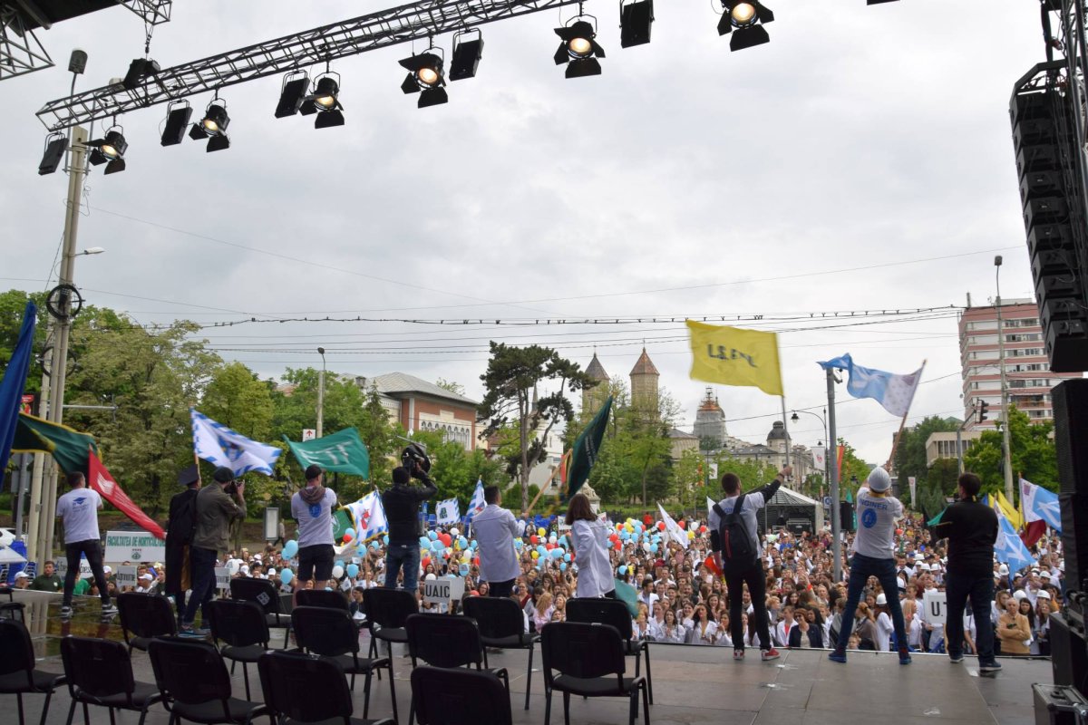 „O persoană fericită este o persoană care mulţumeşte“ 38552