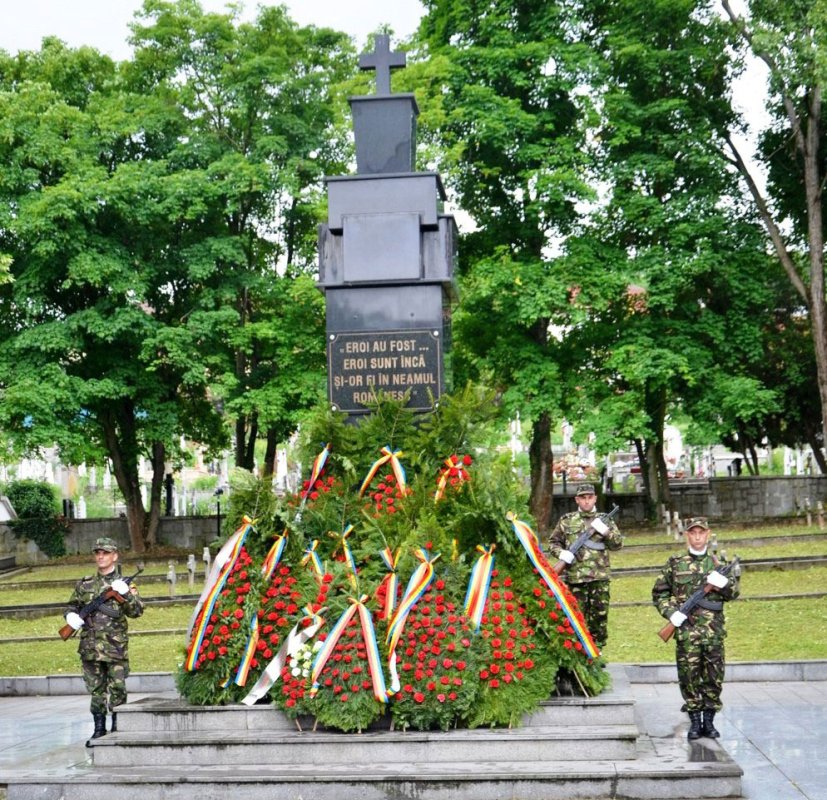 Slujiri arhiereşti la Înălţarea Domnului şi Ziua Eroilor 38559