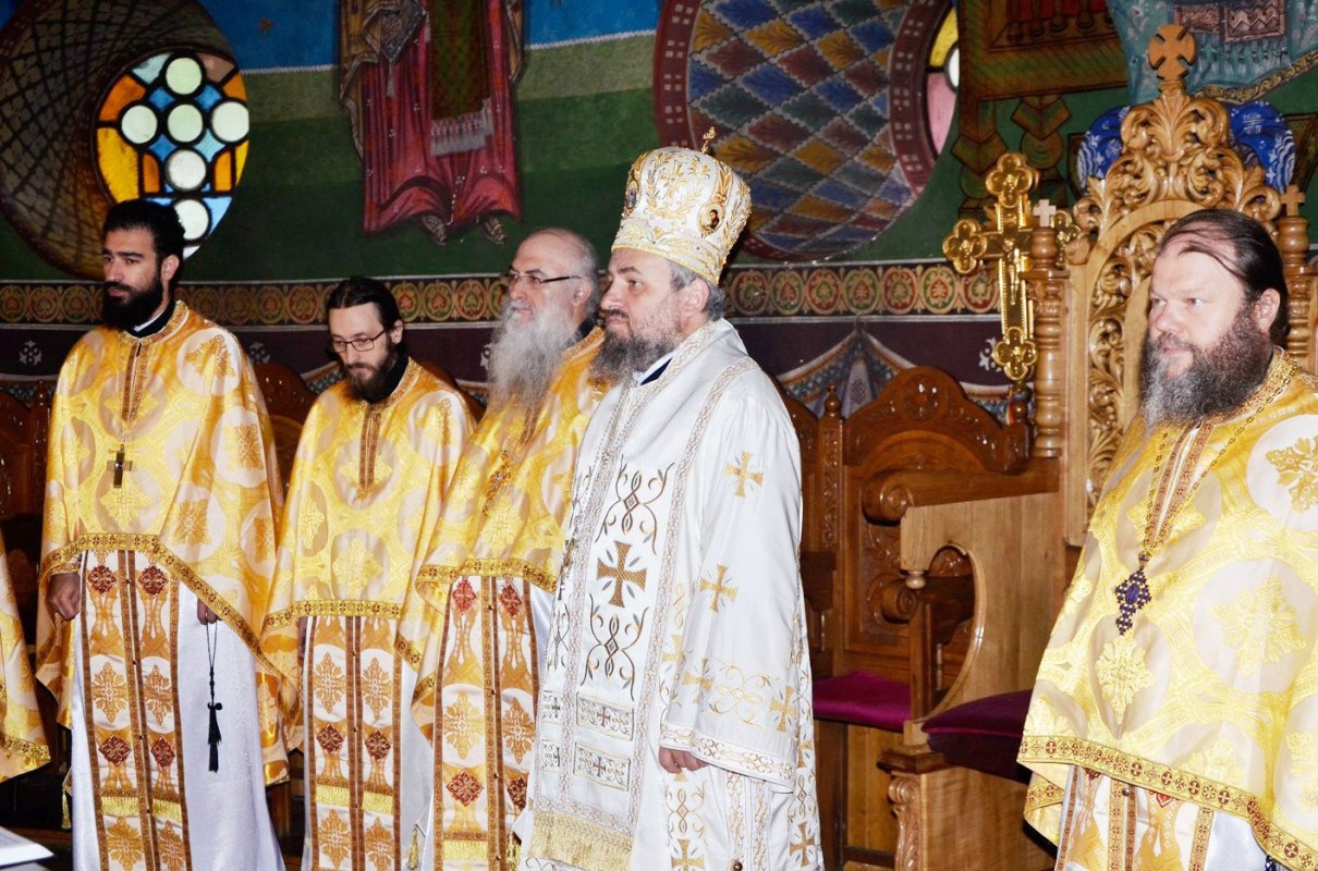 Slujiri arhiereşti la Înălţarea Domnului şi Ziua Eroilor 38560