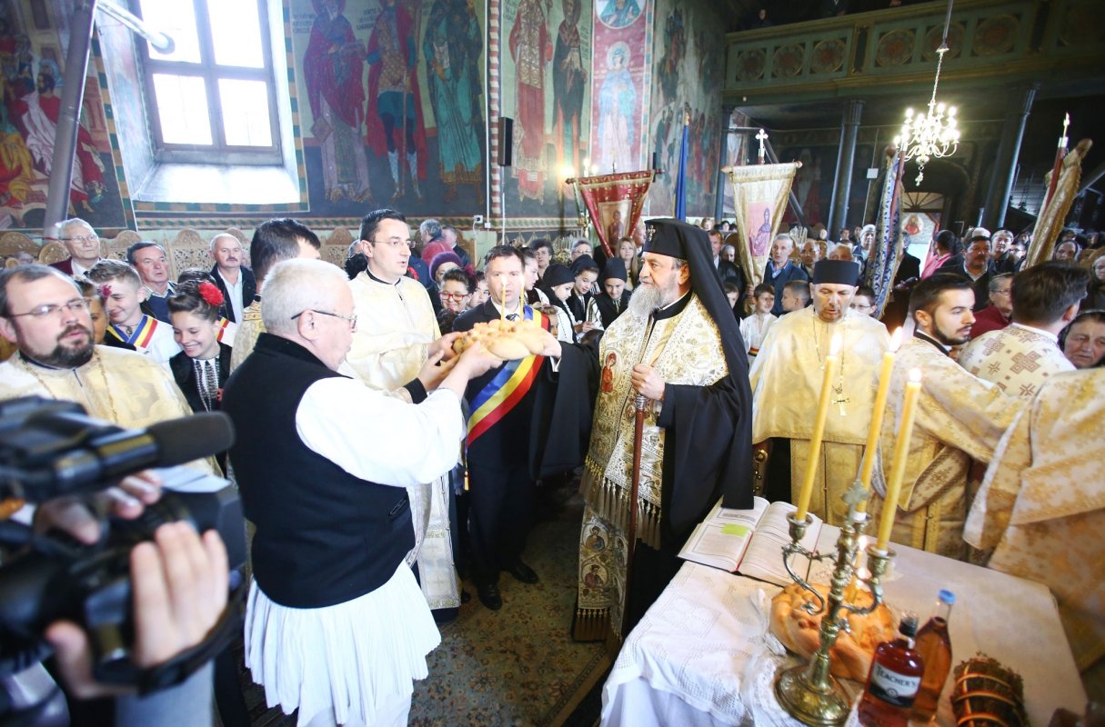 Slujiri arhiereşti la Înălţarea Domnului şi Ziua Eroilor 38568