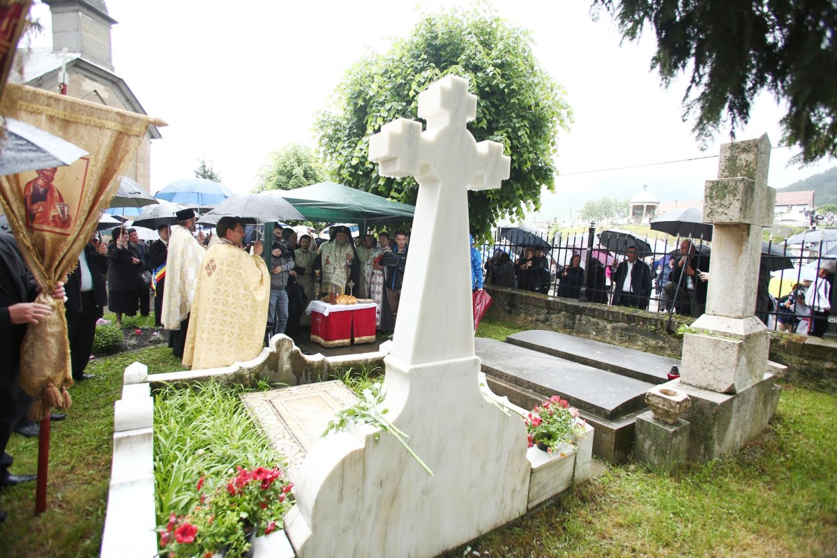 Slujiri arhiereşti la Înălţarea Domnului şi Ziua Eroilor 38569