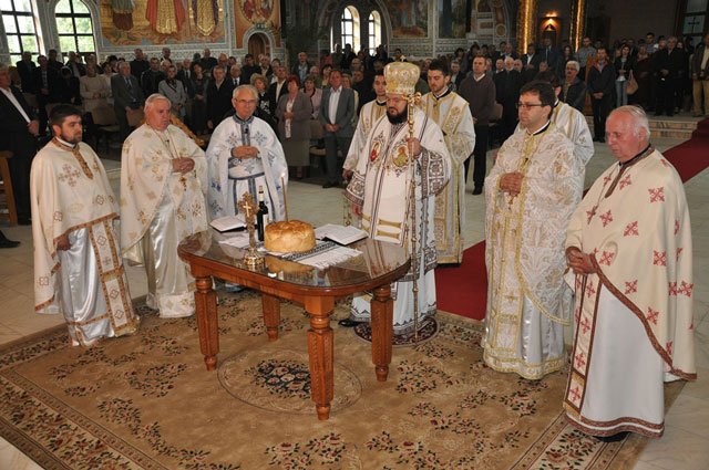 Slujiri arhiereşti la Înălţarea Domnului şi Ziua Eroilor 38571