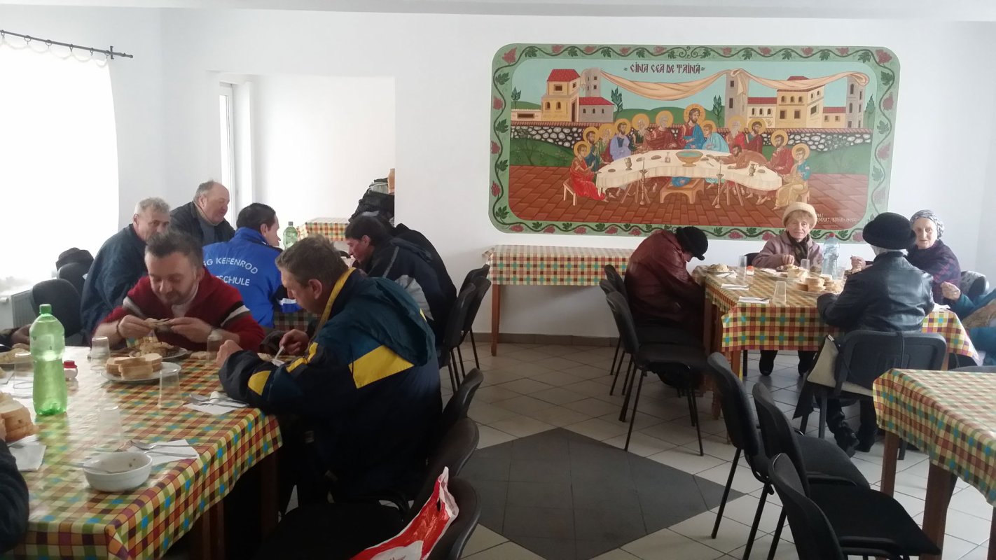 Grija pentru aproapele, esența slujirii sociale 38503