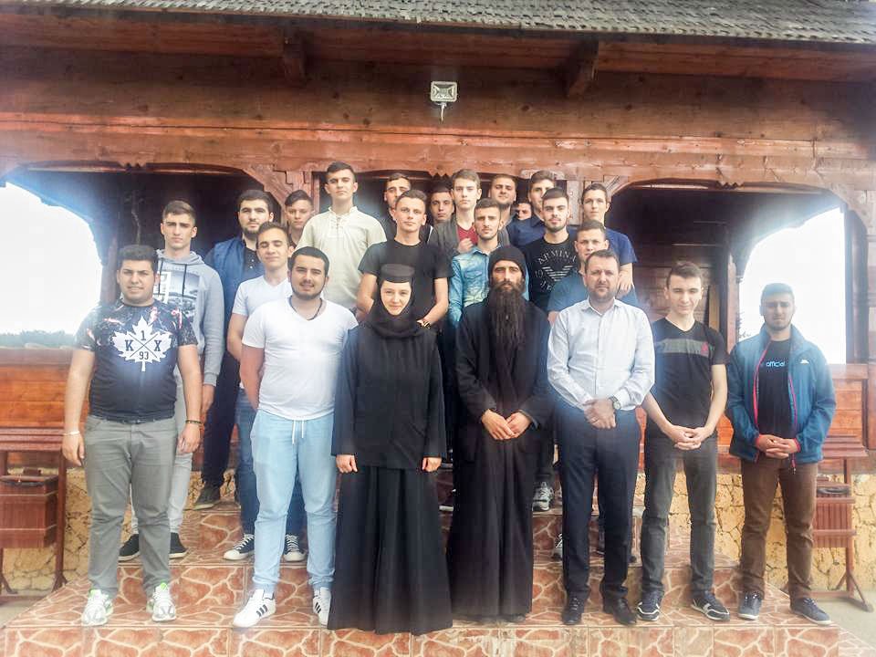 Pelerinaj la mănăstirile gorjene pentru seminariştii craioveni 38477