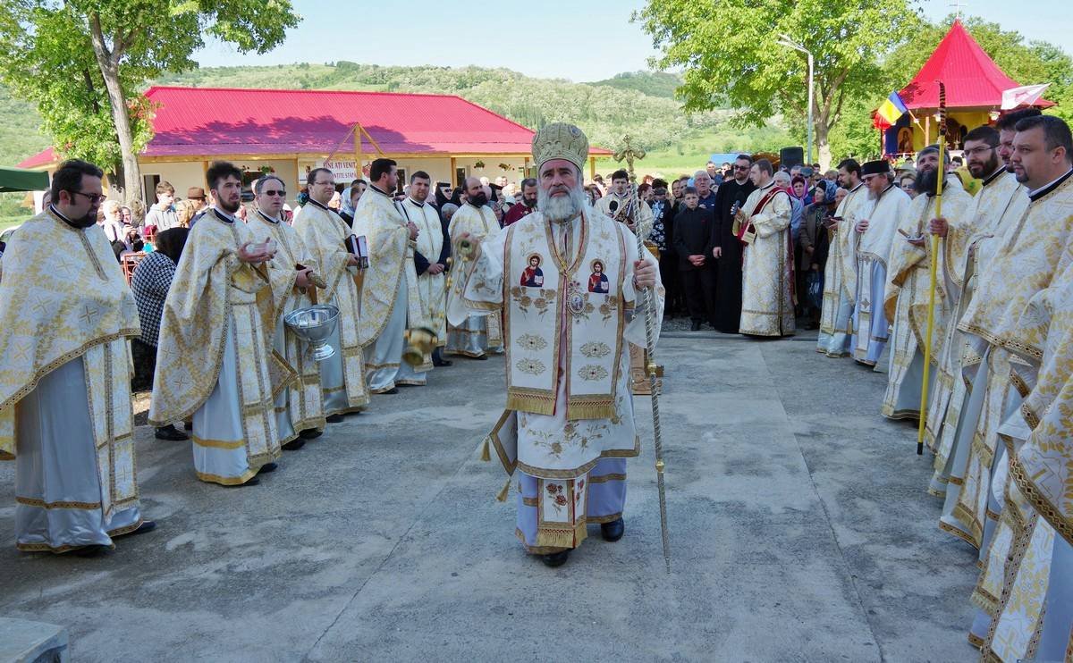 Sfinţiri de biserici în parohiile Găiceana şi Oprişiţa 38421