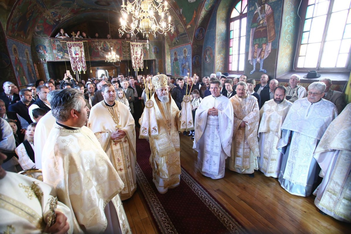 Slujiri arhiereşti în Duminica a şaptea după Paşti 38460