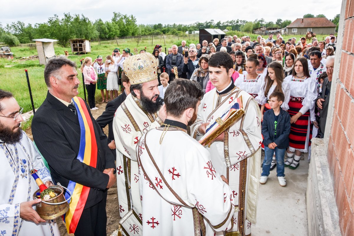 Târnosirea bisericii din Sălbăgelu Nou 38386