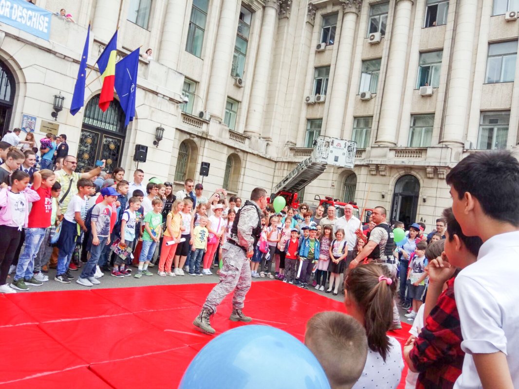 Copiii de la Centrul „Sfânta Muceniţă Sofia”, în vizită la MAI 38299