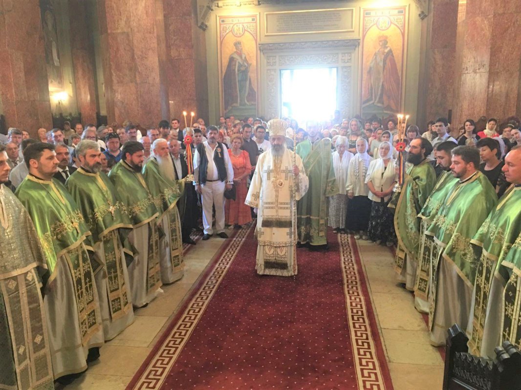 Slujiri arhierești la praznicul Pogorârii Duhului Sfânt 38163