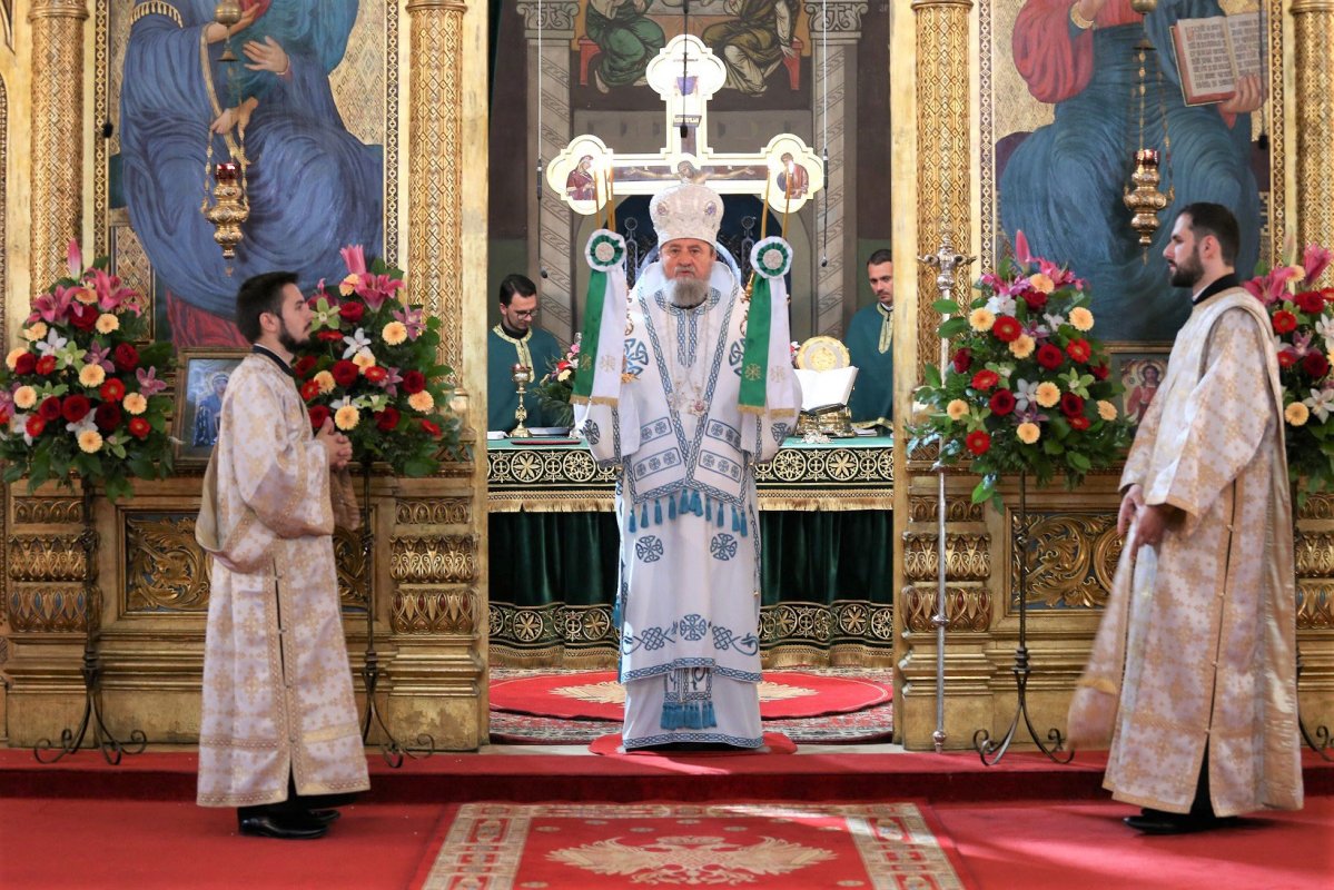 Slujiri arhierești la praznicul Pogorârii Duhului Sfânt 38166