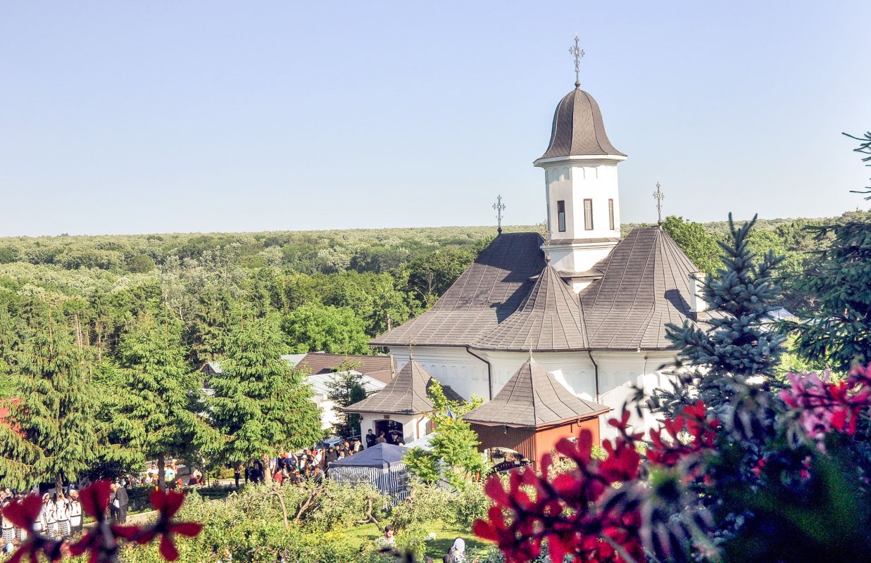 Sărbătoarea Sfintei Treimi în pădurea Buciumenilor 38131