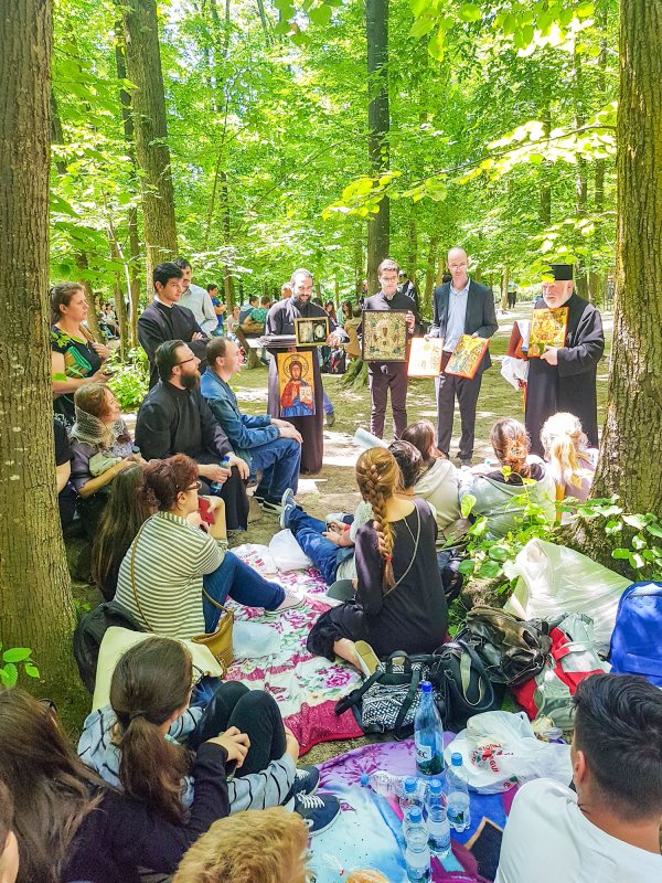 Sărbătoarea Sfintei Treimi în pădurea Buciumenilor 38134