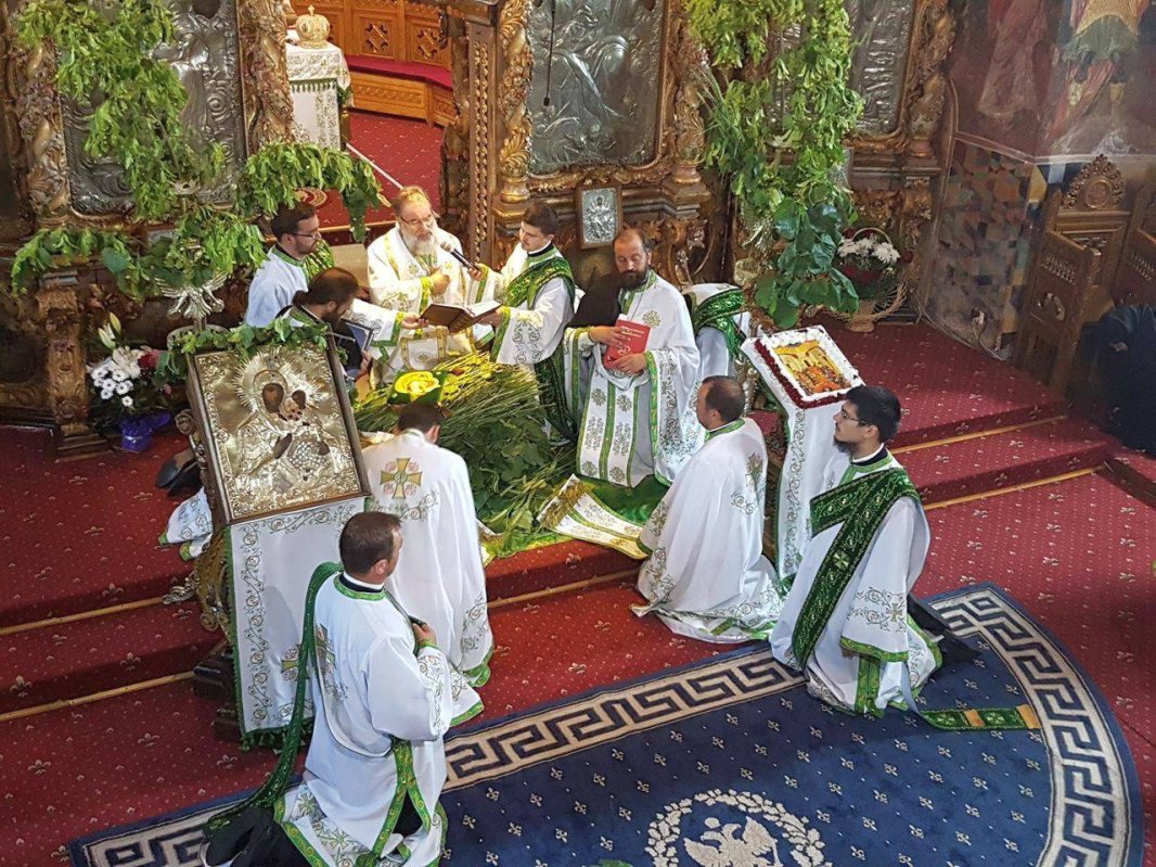 Slujbe arhiereşti la catedrala din Roman 38093