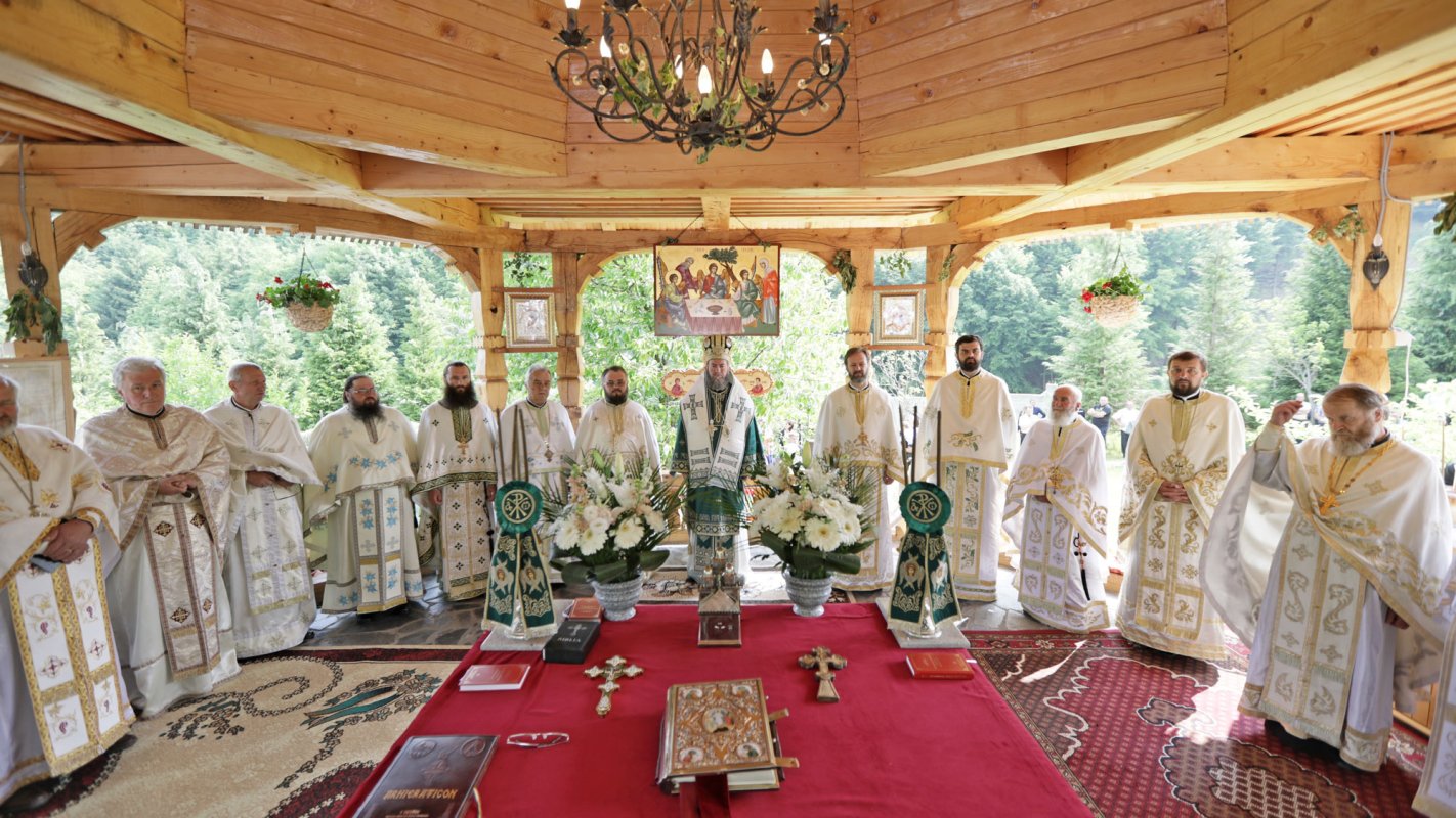 Slujiri arhiereşti şi hramuri de Sfânta Treime 38097