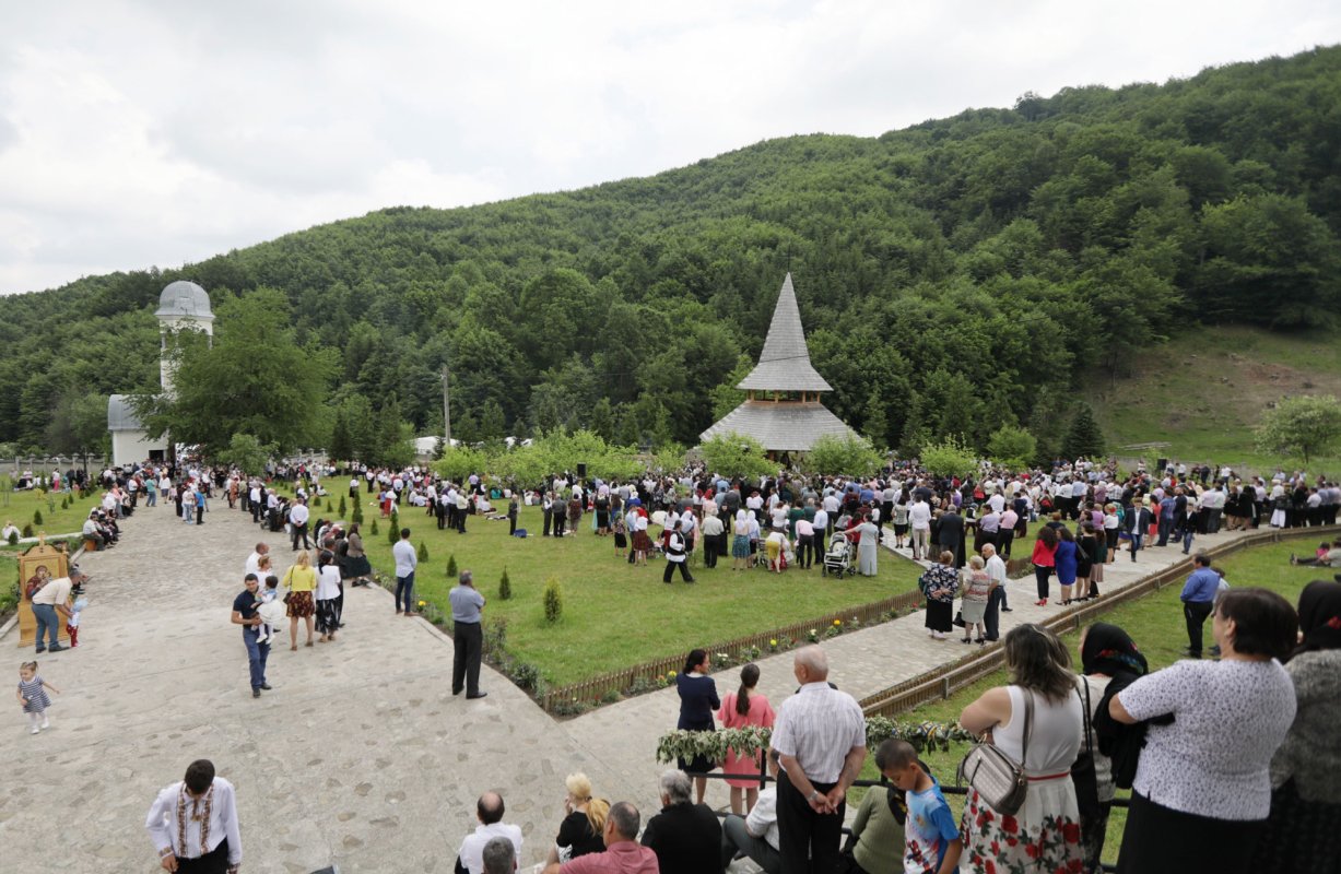 Slujiri arhiereşti şi hramuri de Sfânta Treime 38098