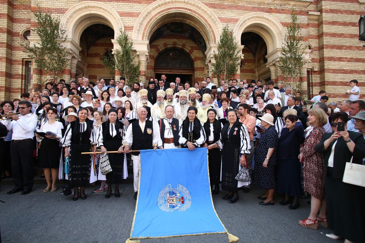 Slujiri arhiereşti şi hramuri de Sfânta Treime 38099