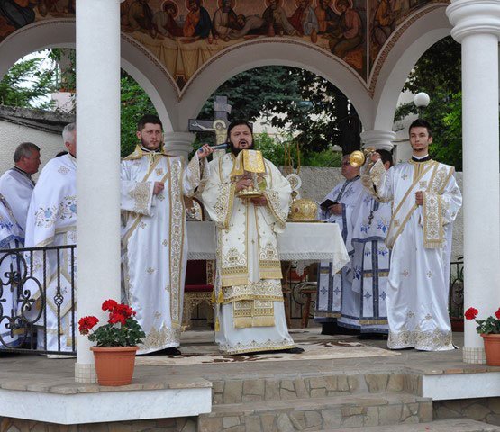 Slujiri arhiereşti şi hramuri de Sfânta Treime 38100