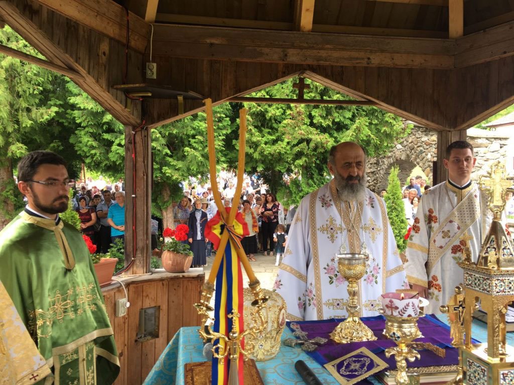 Slujiri arhiereşti şi hramuri de Sfânta Treime 38101