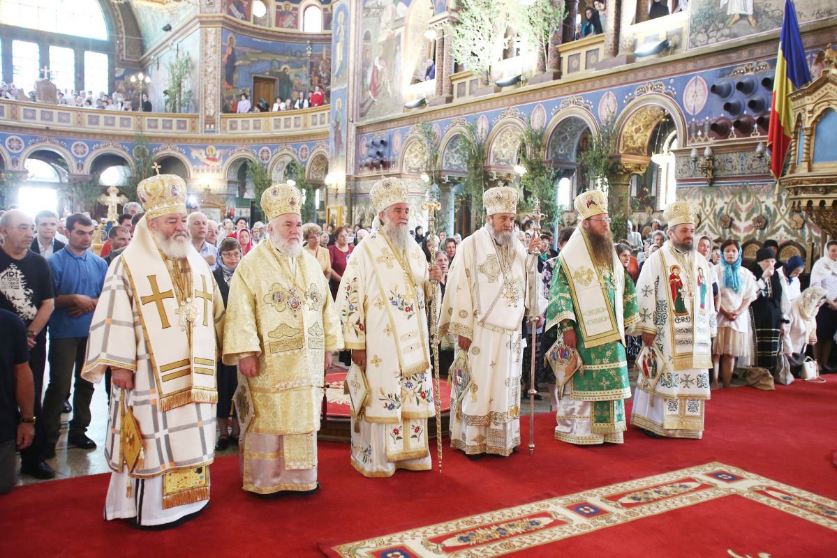Slujiri arhiereşti şi hramuri de Sfânta Treime 38102