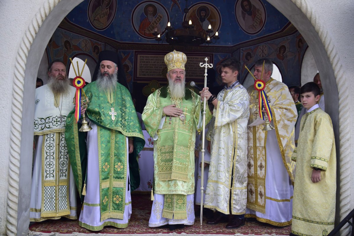 Slujiri arhiereşti şi hramuri de Sfânta Treime 38103