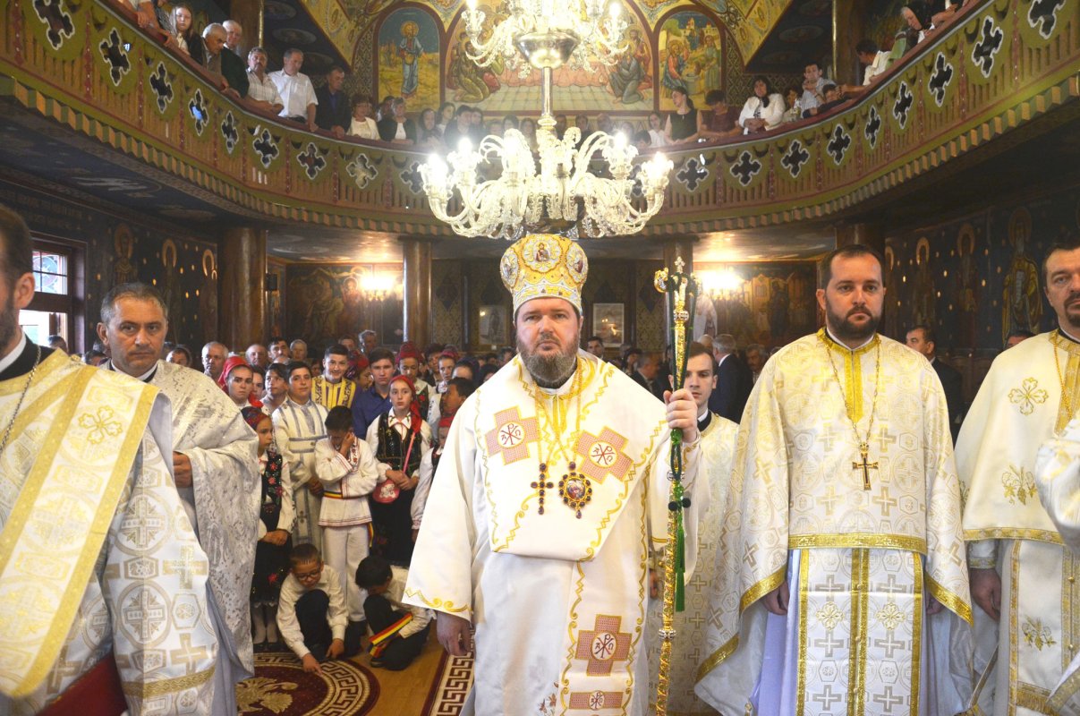 Slujiri arhiereşti şi hramuri de Sfânta Treime 38104