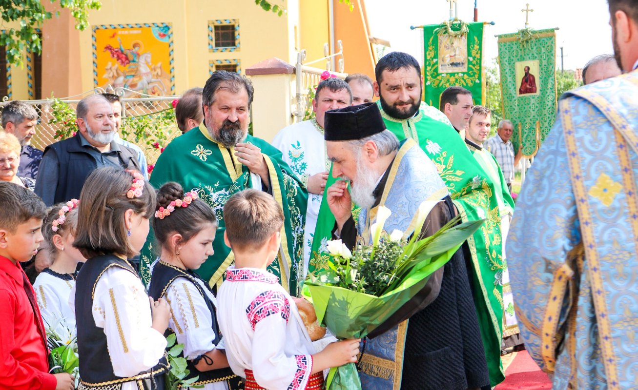 Slujiri, binecuvântări și sfințiri în eparhiile bănățene 38123