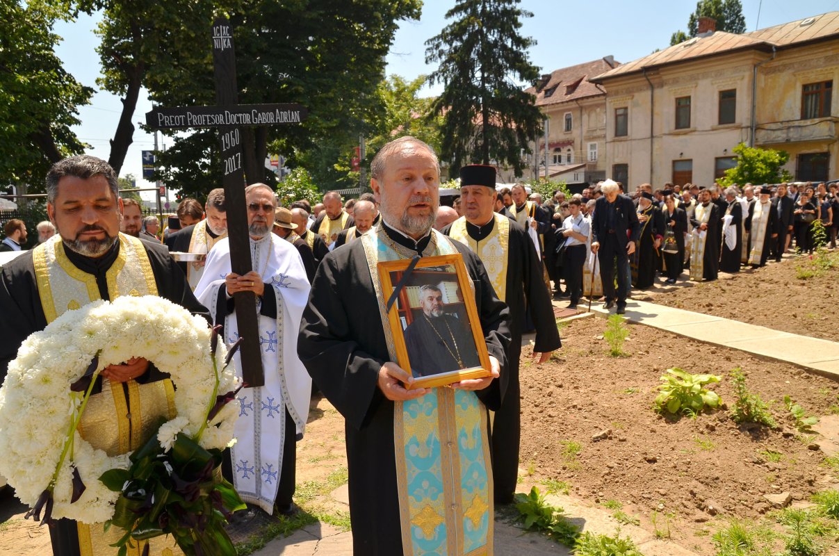 Părintele Adrian Gabor a fost condus pe ultimul drum 38040