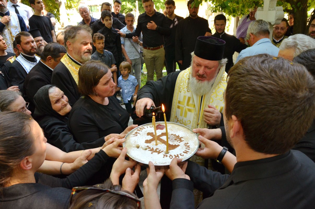 Părintele Adrian Gabor a fost condus pe ultimul drum 38041
