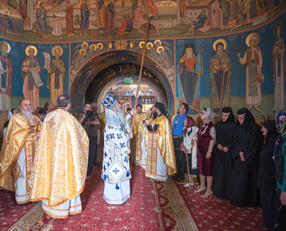 Pictura Bisericii „Sfântul Ioan Botezătorul“ din Botoşani, sfinţită de IPS Mitropolit Teofan 37806