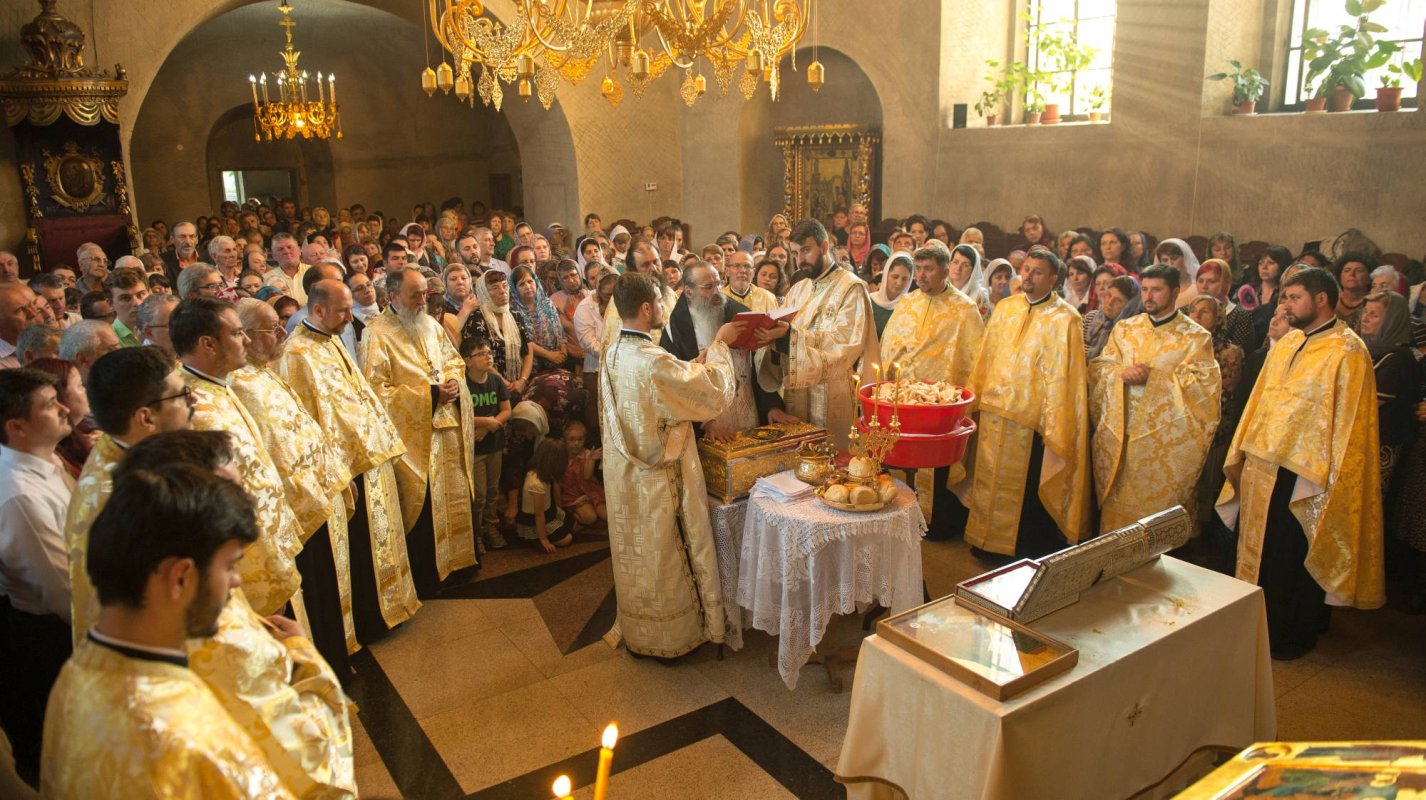 Raclă cu sfinte moaşte aşezată spre închinarea credincioşilor, la Parohia Vovidenia din Botoşani 37808