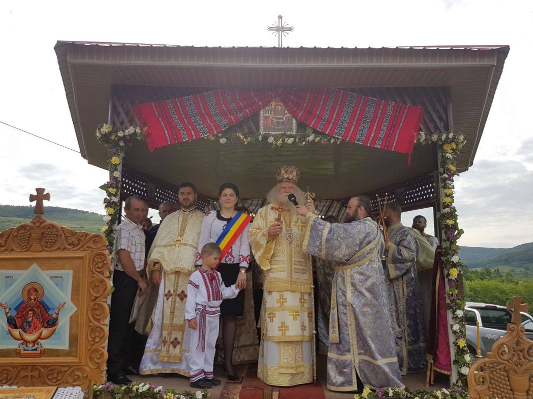 Binecuvântări arhiereşti la Şerbeşti şi Radomireşti 37729