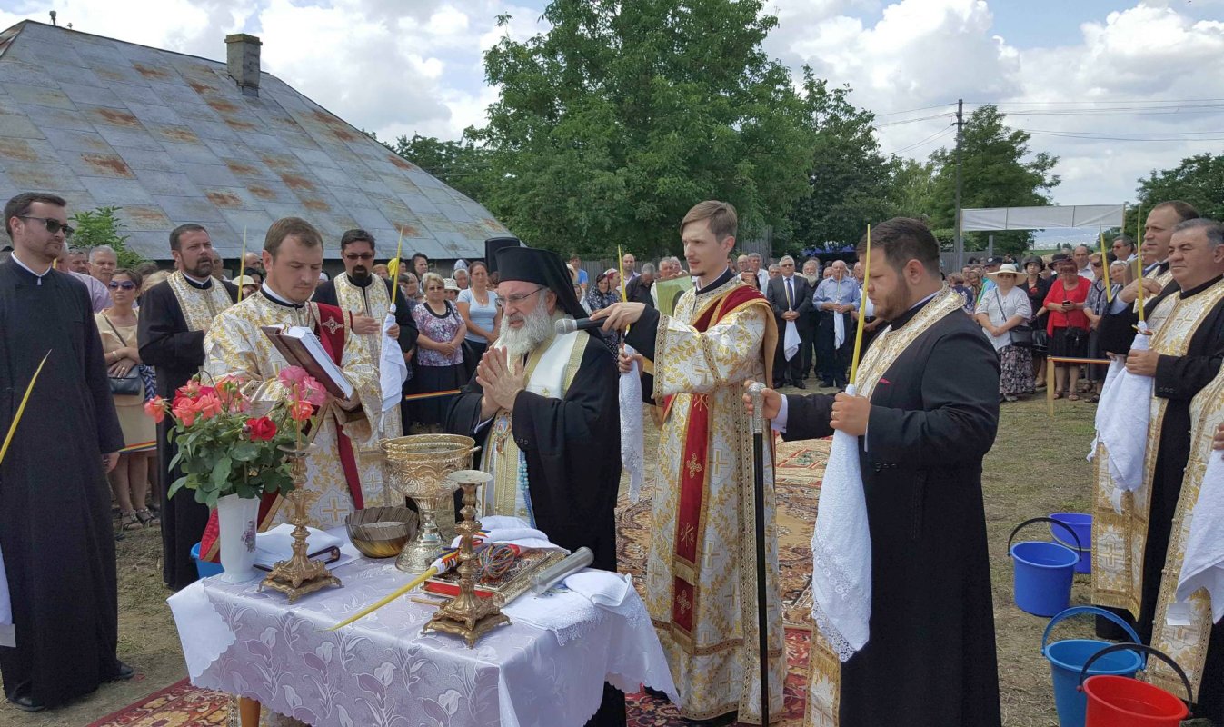Binecuvântări arhiereşti la Şerbeşti şi Radomireşti 37730