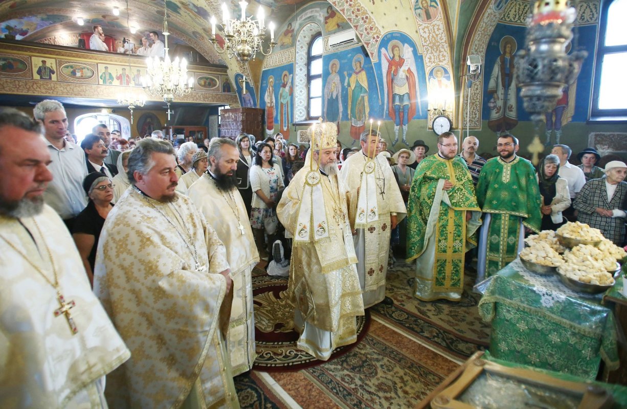 Slujiri arhiereşti şi hramuri în Duminica Tuturor Sfinţilor 37736