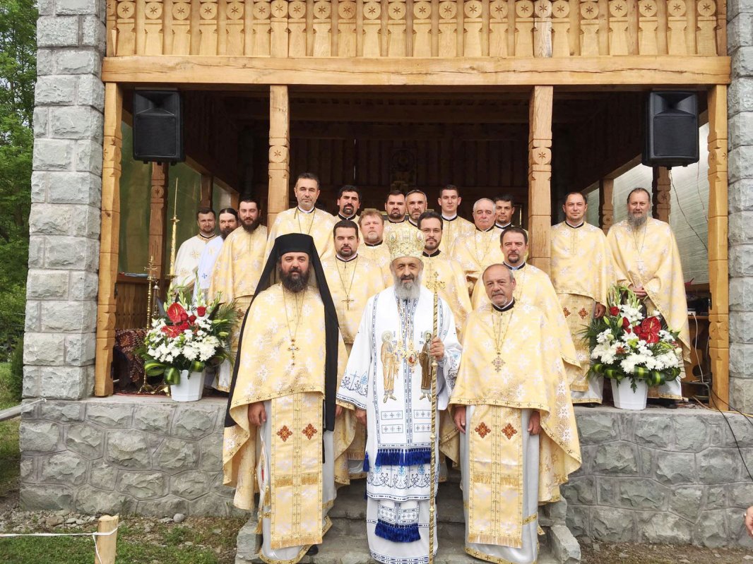 Slujiri arhiereşti şi hramuri în Duminica Tuturor Sfinţilor 37737