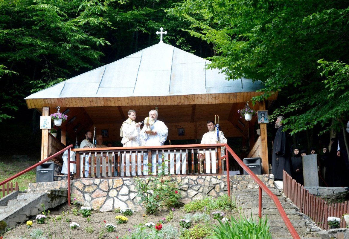 Slujiri arhiereşti şi hramuri în Duminica Tuturor Sfinţilor 37738