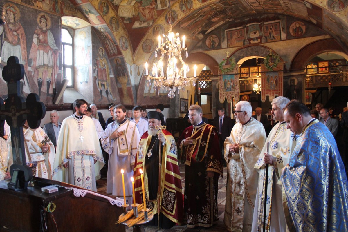 Slujiri arhiereşti şi hramuri în Duminica Tuturor Sfinţilor 37740